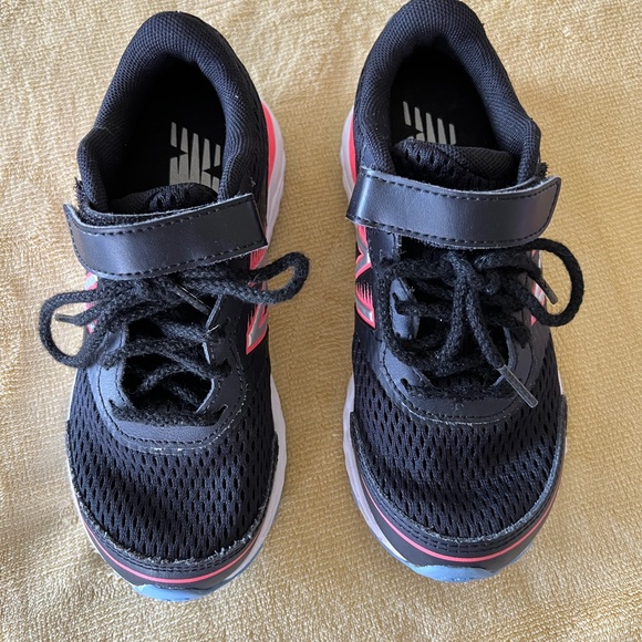 New Balance shoes. EUC Kids Size 13. - Picture 2 of 6